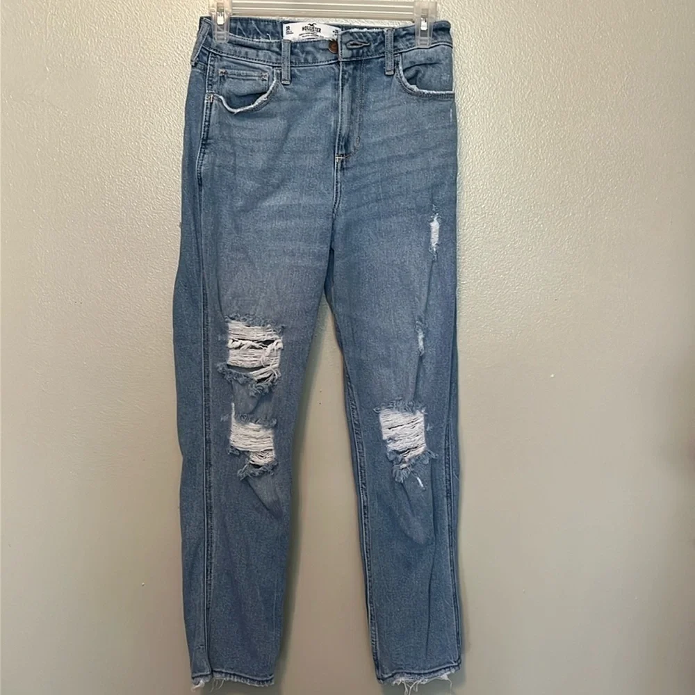 Hollister Curvy High Rise Mom Jean Vintage Stretch Size 3R. Waist 26,Length 27